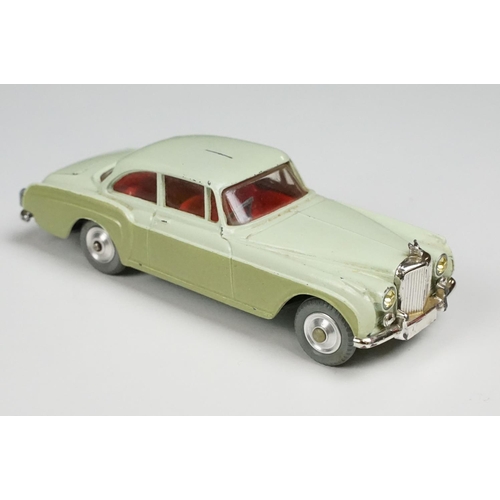 201 - Two boxed Corgi diecast models to include 219 Plymouth Sports Suburban Station Wagon in cream with f... 