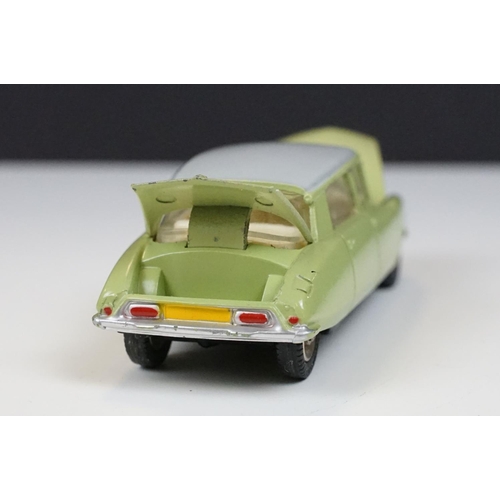 220 - Dinky 530 Citroen DS19 diecast model in pale green with white roof, black base and cream interior, d... 