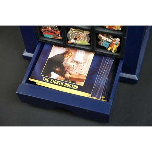 408 - Doctor Who - Danbury Mint Doctor Who Tardis revolving pin badge holder, complete with 60 Doctor Who ... 