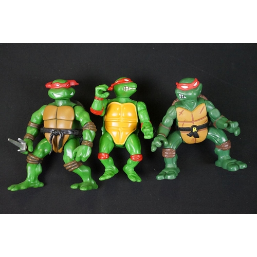 375 - Teenage Mutant Ninja Turtles - 15 Playmates TMNT figures to include 3 x with opened cards plus a qua... 