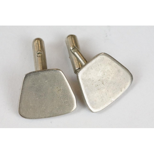 257 - A collection of gents cufflinks to include hallmarked gold and hallmarked silver examples.