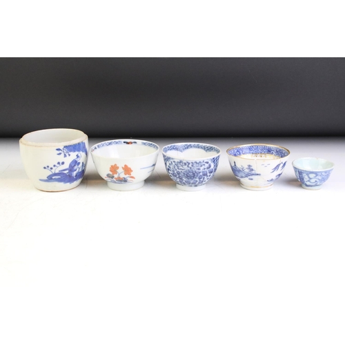 69 - Group of Chinese ceramics, 8 pieces, to include two Famille Rose dishes (one decorated with birds, f... 