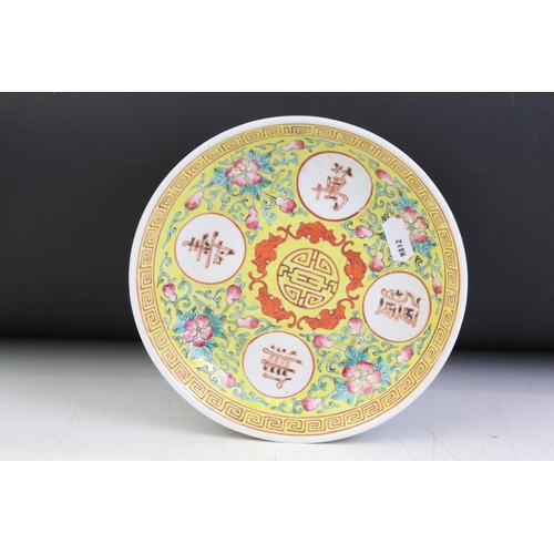 80 - Chinese famille jaune plate having enamelled floral sprays, crachater marks and bats with a six char... 