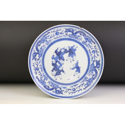 90 - Chinese blue & white plate with central figural decoration, bordered by dragons, 25.5cm diameter; pl... 