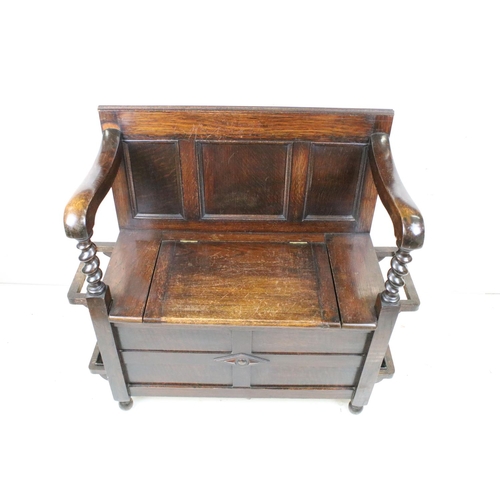 618 - Early to Mid 20th century Oak Hall Seat with panelled back and lift up hinged box seat, the arms wit... 