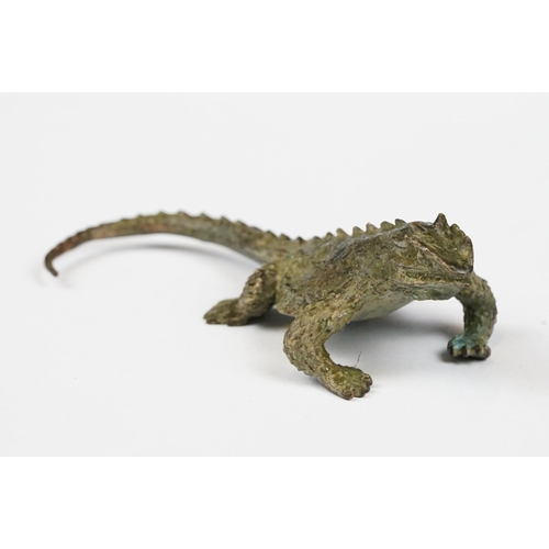 225 - A Chinese ornamental bronze figure of a lizard, approx 9cm in length.