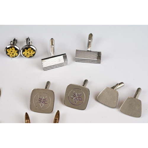 257 - A collection of gents cufflinks to include hallmarked gold and hallmarked silver examples.