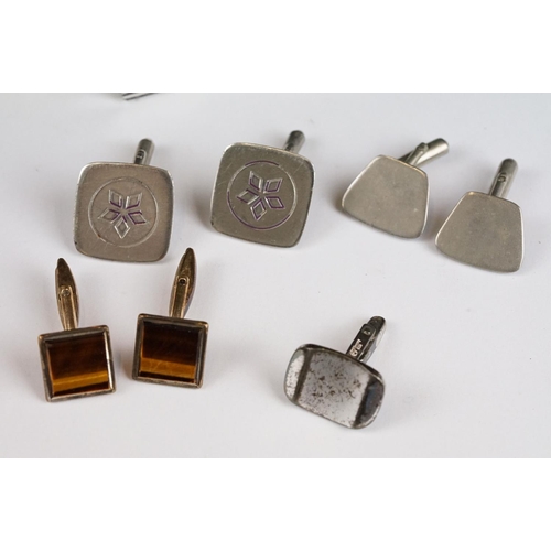 257 - A collection of gents cufflinks to include hallmarked gold and hallmarked silver examples.