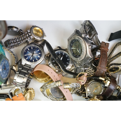 299 - A collection of ladies and gents wristwatches to include vintage and contemporary examples