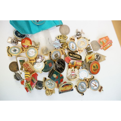 301 - A group of mixed collectables to include a framed collection of Railway uniform buttons to include G... 