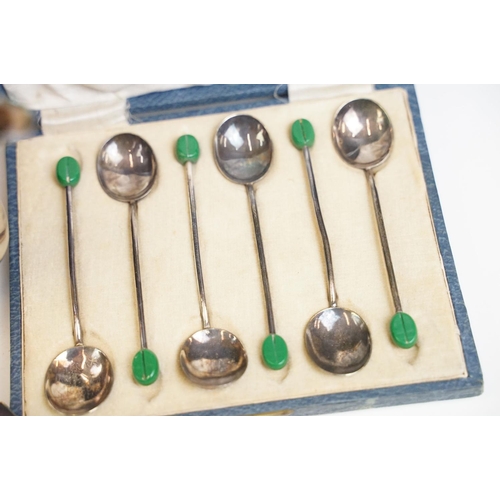 302 - A collection of mixed silver and silver plate to include cased coffee bean spoons, butter knives, cr... 