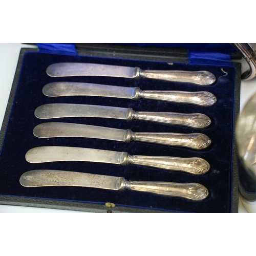 302 - A collection of mixed silver and silver plate to include cased coffee bean spoons, butter knives, cr... 