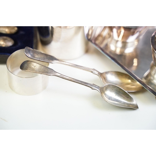 302 - A collection of mixed silver and silver plate to include cased coffee bean spoons, butter knives, cr... 