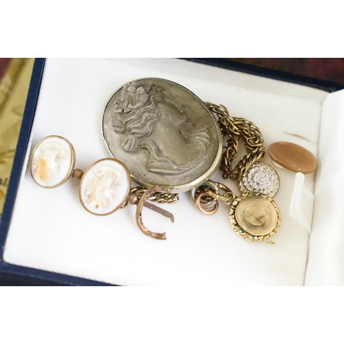 304 - A box of mixed collectables to include military badges, gold and silver jewellery, meerchaum pipe, m... 