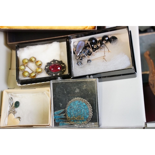 308 - A box of mixed collectables to include jewellery, watches, penknife, barometer, clock....etc.