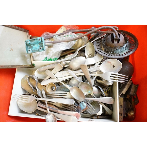 309 - A collection of mixed metalware to include silver plated cutlery, brass door knobs, coat hooks....et... 