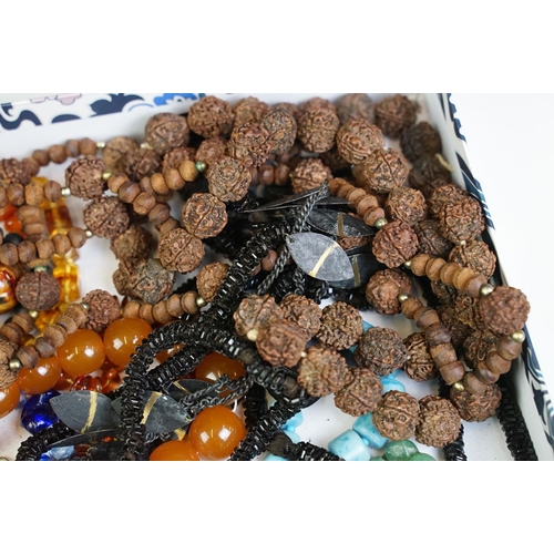 337 - A collection of mainly vintage beaded necklaces to include glass examples.