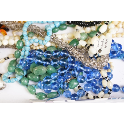 337 - A collection of mainly vintage beaded necklaces to include glass examples.