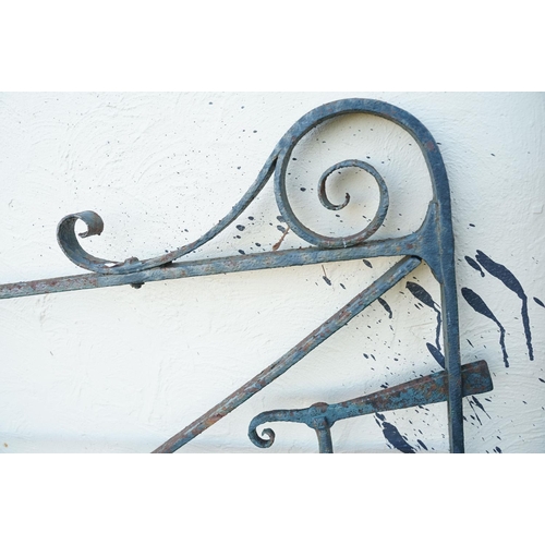 556 - Wrought iron gate with scroll details, measures approx 270cm