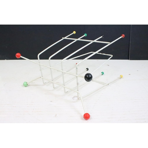 162A - A Vintage / Retro atomic magazine rack, stands approx 40cm in height.