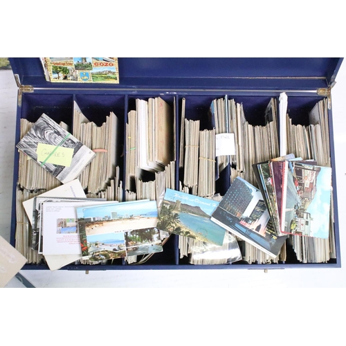 425 - Mixed ephemera to include a large case of assorted post cards, mostly early 20th Century topographic... 