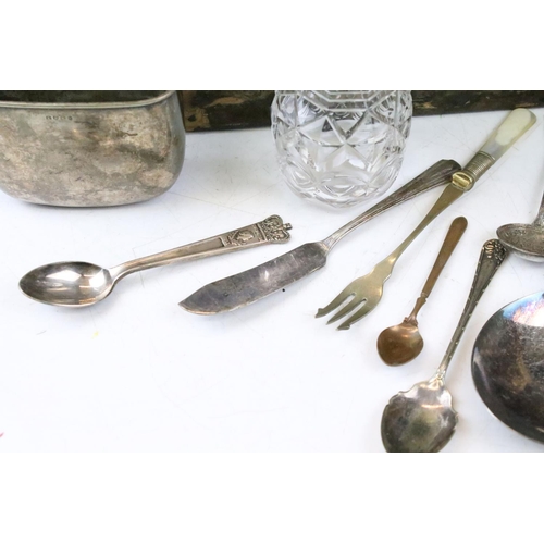 333 - A collection of mixed silver and silver plate to include cutlery, sugar shaker, bottle stopper, suga... 