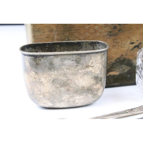 333 - A collection of mixed silver and silver plate to include cutlery, sugar shaker, bottle stopper, suga... 