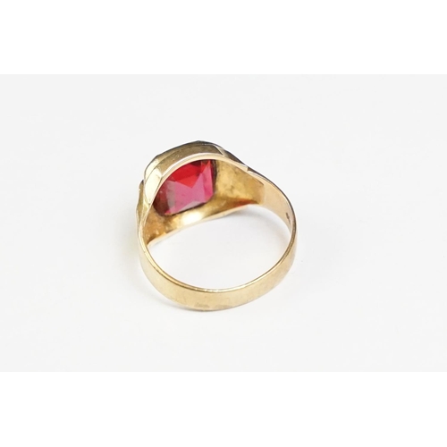 257A - A gents 10K gold signet ring set with red stone.