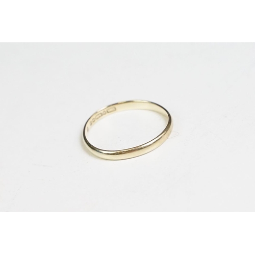 260A - A group of three hallmarked 9ct gold rings.