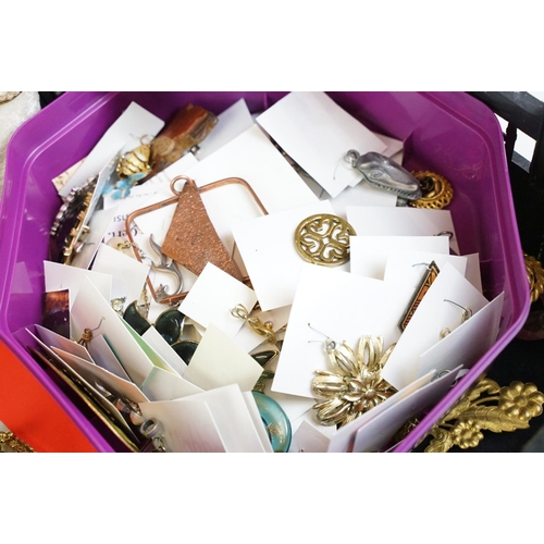 293 - A collection of vintage and contemporary costume jewellery to include brooches, wristwatch, rings, b... 