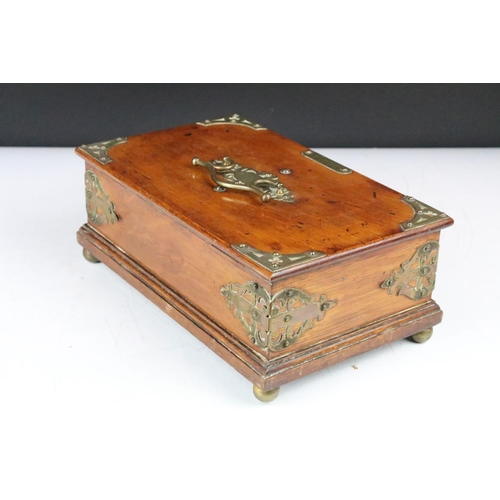 149 - Late 19th / early 20th C oak cigar box with brass mounts, the lid opening to a twin-compartment inte... 