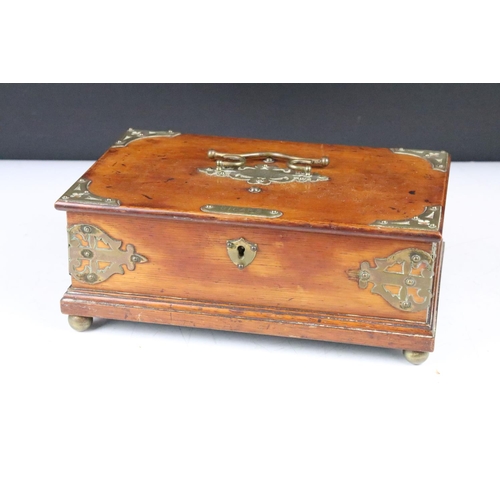 149 - Late 19th / early 20th C oak cigar box with brass mounts, the lid opening to a twin-compartment inte... 