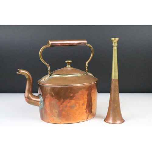 169 - Vintage copper kettle together with a copper & brass huntsman's hunting horn (approx 22cm long)