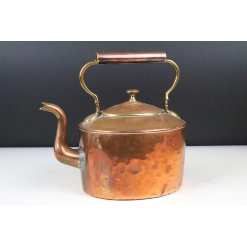 169 - Vintage copper kettle together with a copper & brass huntsman's hunting horn (approx 22cm long)