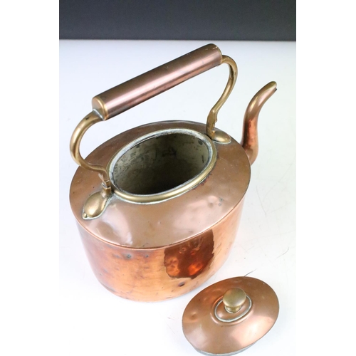 169 - Vintage copper kettle together with a copper & brass huntsman's hunting horn (approx 22cm long)