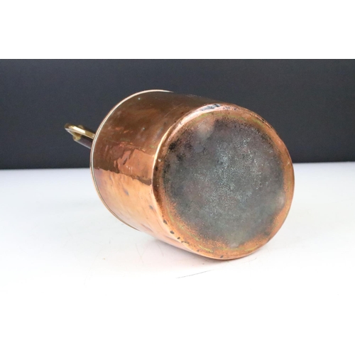 169 - Vintage copper kettle together with a copper & brass huntsman's hunting horn (approx 22cm long)