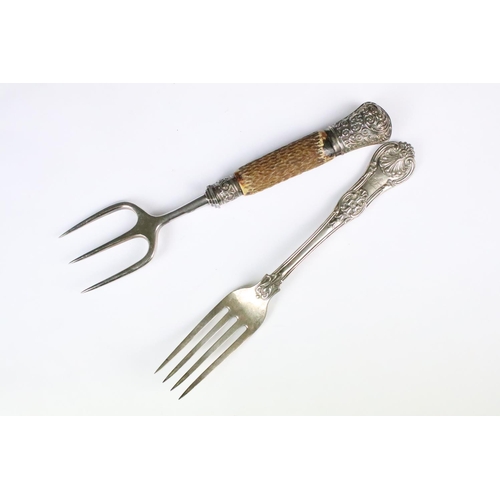 284 - A small group of collectables to include a fully hallmarked sterling silver dinner fork, a serving f... 