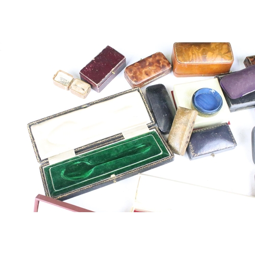 295 - A collection of assorted antique and vintage jewellery retailers boxes.