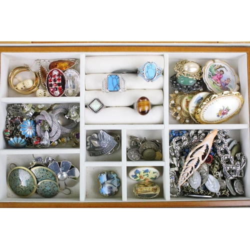 296 - A collection of contemporary and vintage jewellery to include white metal rings, yellow metal earrin... 