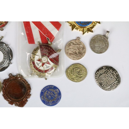 309 - A small group of collectables to include badges, medals and coins to include re-strikes.