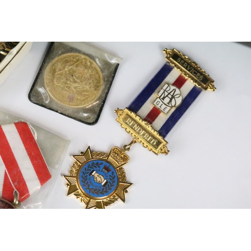 309 - A small group of collectables to include badges, medals and coins to include re-strikes.