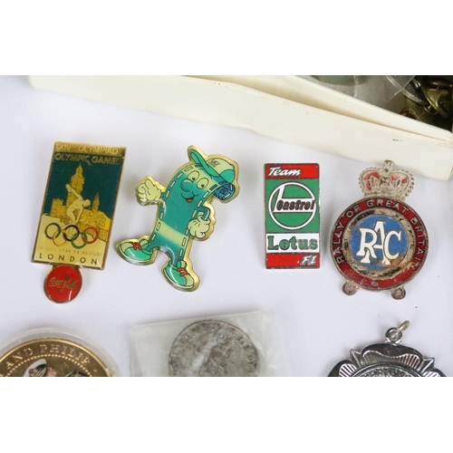 309 - A small group of collectables to include badges, medals and coins to include re-strikes.