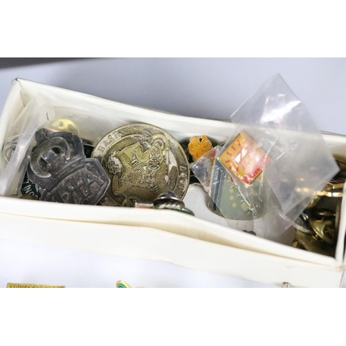 309 - A small group of collectables to include badges, medals and coins to include re-strikes.