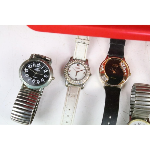 319 - A collection of mixed mainly quartz wristwatches to include Timex and Pulsar examples.