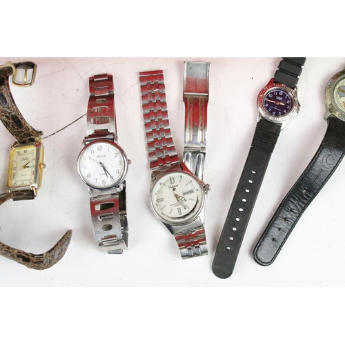 319 - A collection of mixed mainly quartz wristwatches to include Timex and Pulsar examples.