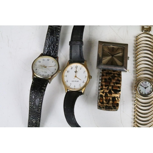 323 - A collection of mixed mainly quartz wristwatches to include Sekonda and Roamer examples.