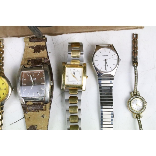 323 - A collection of mixed mainly quartz wristwatches to include Sekonda and Roamer examples.