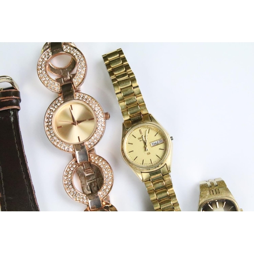 329 - A collection of ladies and gents wristwatches to include Seiko and Rotary examples.