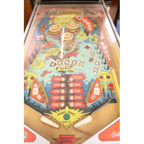 587 - Bally (manufacturing corp, Chicago ) Hi Deal Pinball Machine with a King Kong design, circa 1970's, ... 