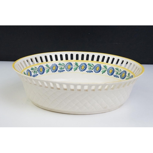 50 - 19th Century Wedgwood porcelain fruit basket, circa 1820. The oval fruit basket with a yellow band, ... 